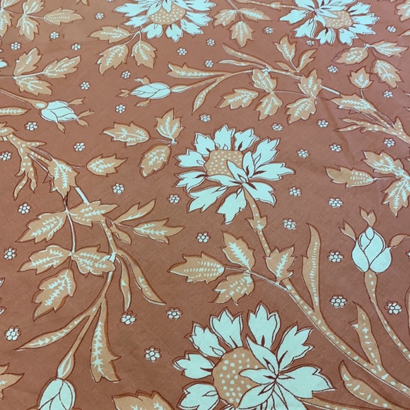 Round Table Cloth - Picture 6 of 10